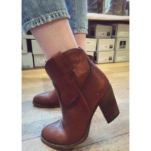 $359 Frye Ilana Short Cowboy Leather Cognac Brown Block Heel Fall Ankle Booties